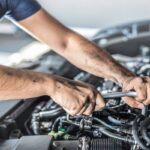meccanico che lavora sul motore dell'auto
