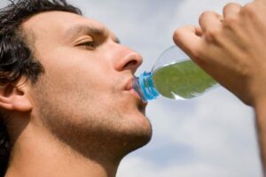 Uomo beve da bottiglietta