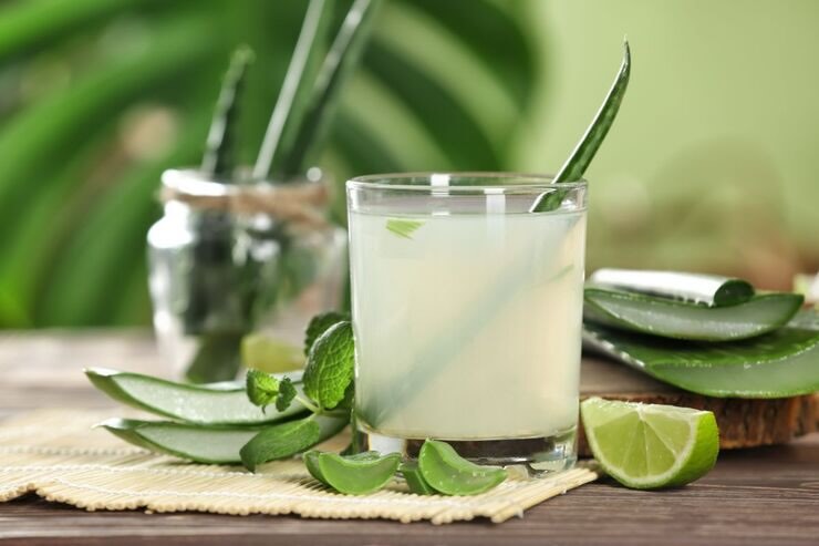 Bicchiere con bevanda, aloe vera