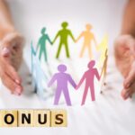 due mani che racchiudono delle persone di carta colorate