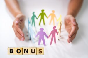 due mani che racchiudono delle persone di carta colorate