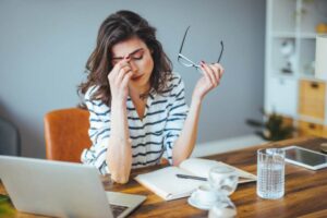donna stressata alla scrivania davanti al computer