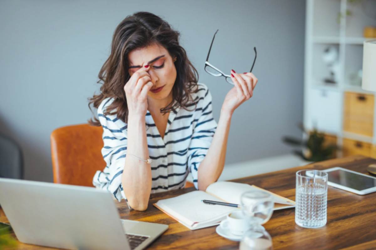 donna stressata alla scrivania davanti al computer