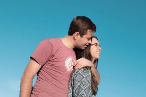 uomo bacia donna