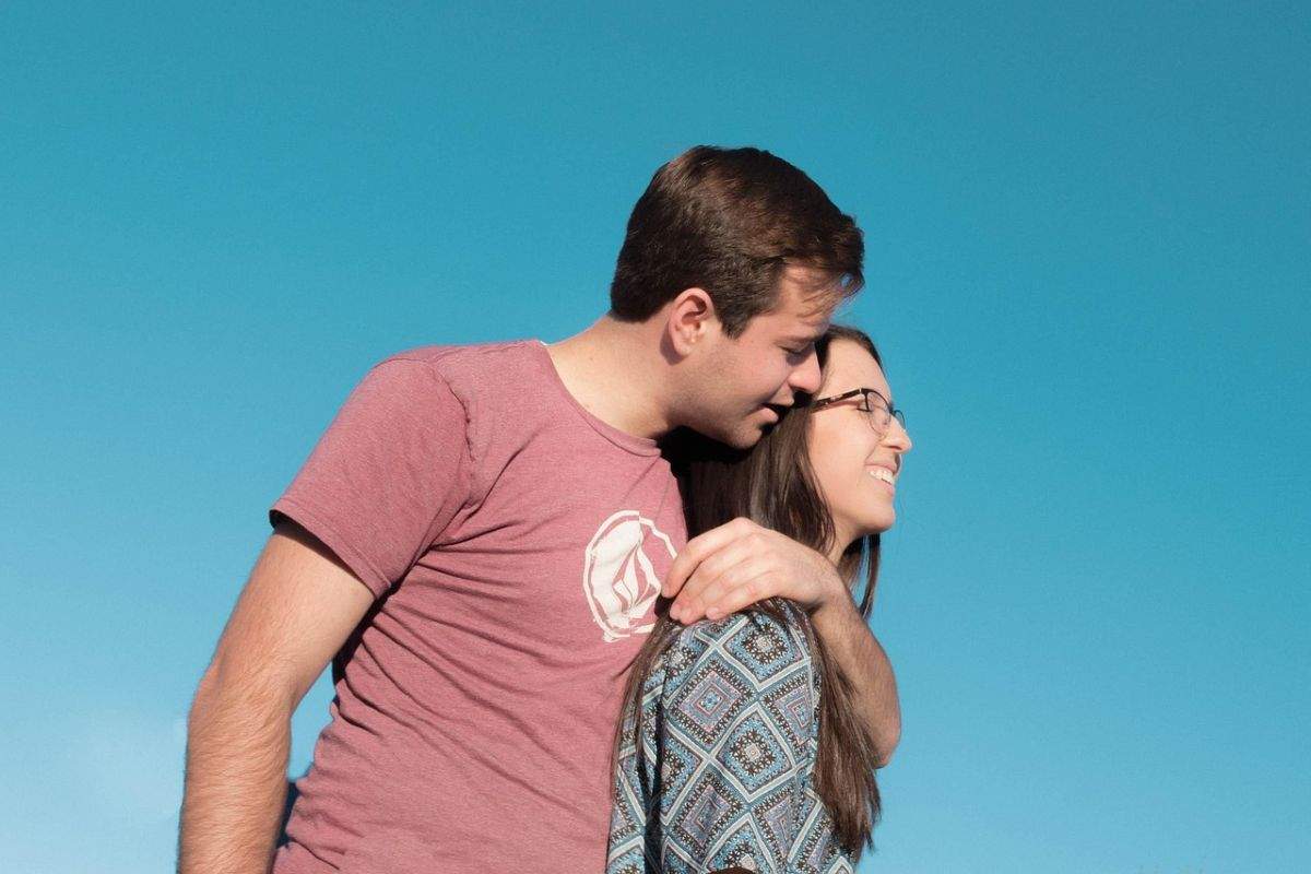 uomo bacia donna