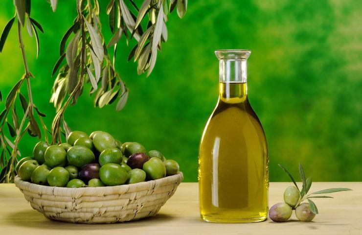 una bottiglia di olio di oliva