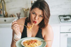 donna che mangia spaghetti