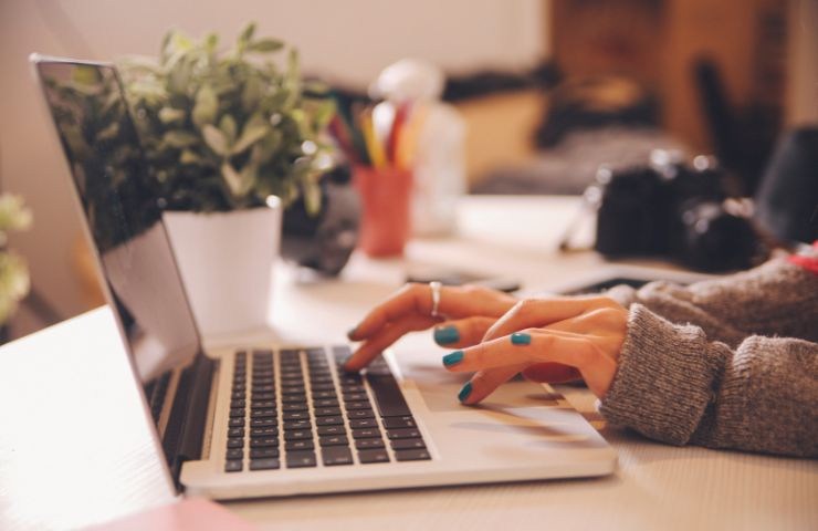 una persona che lavora al computer