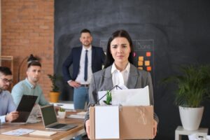 Dipendete licenziata con scatolone