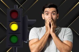 Semaforo e persona con mano davanti la bocca