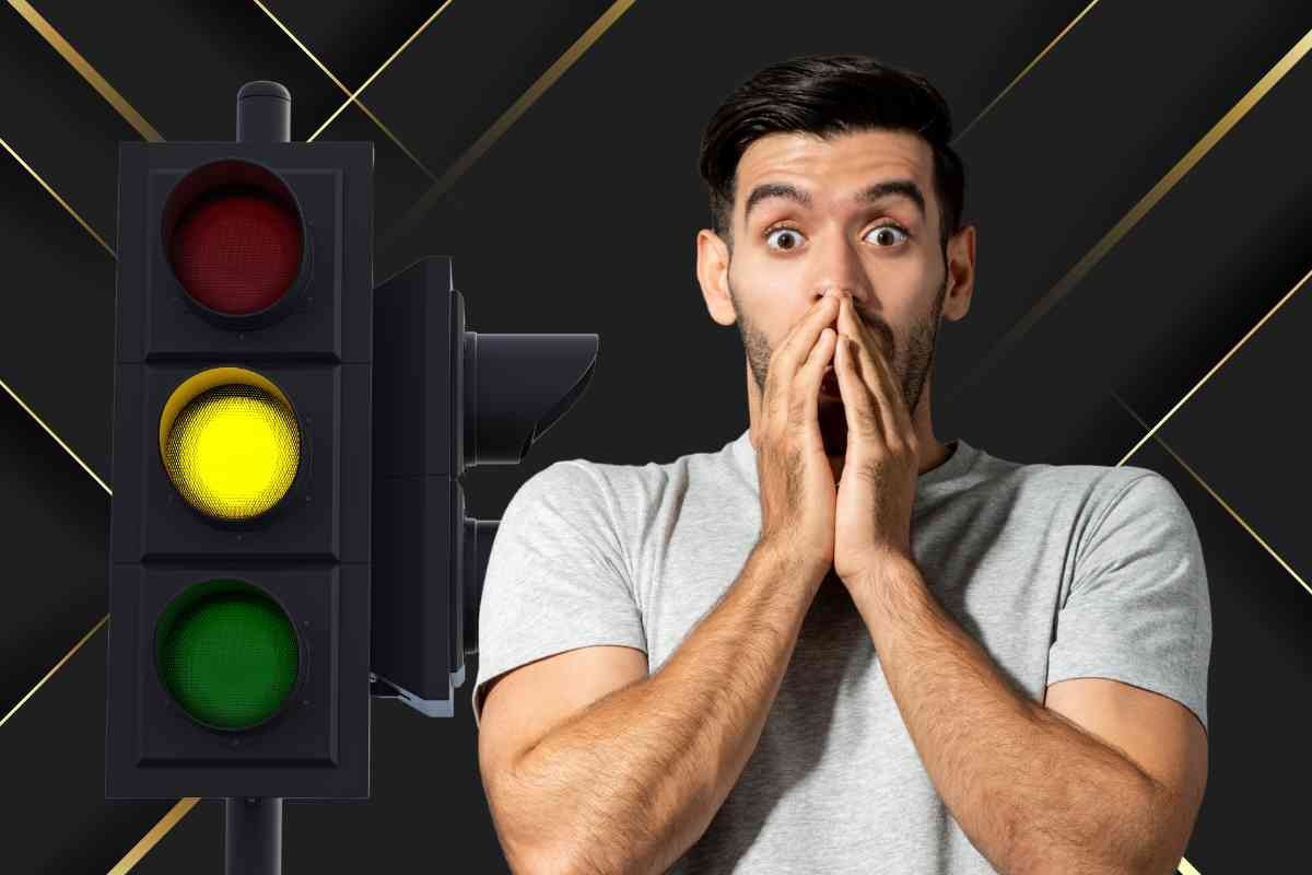 Semaforo e persona con mano davanti la bocca