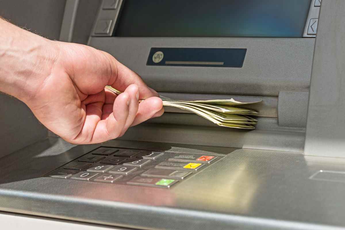 un prelievo dal bancomat