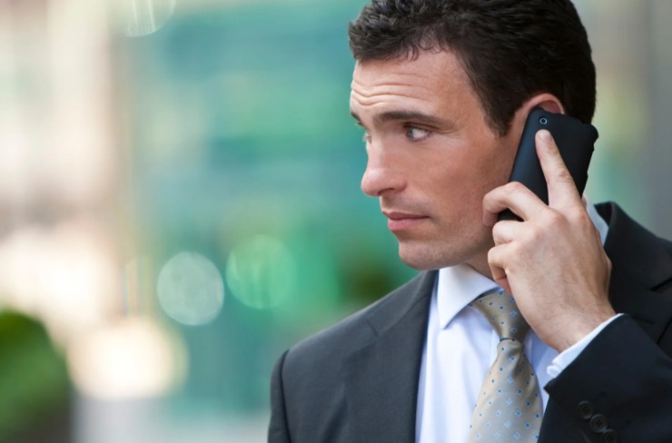 uomo al telefono