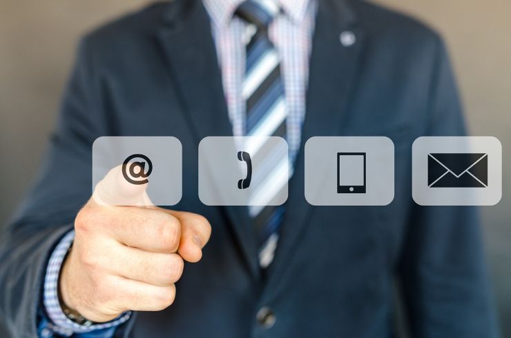 uomo dito simbolo chiocciola mail telefono