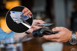 carta di credito e banconote tagliate