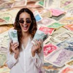 una persona che ha tanti soldi in mano e francobolli come sfondo