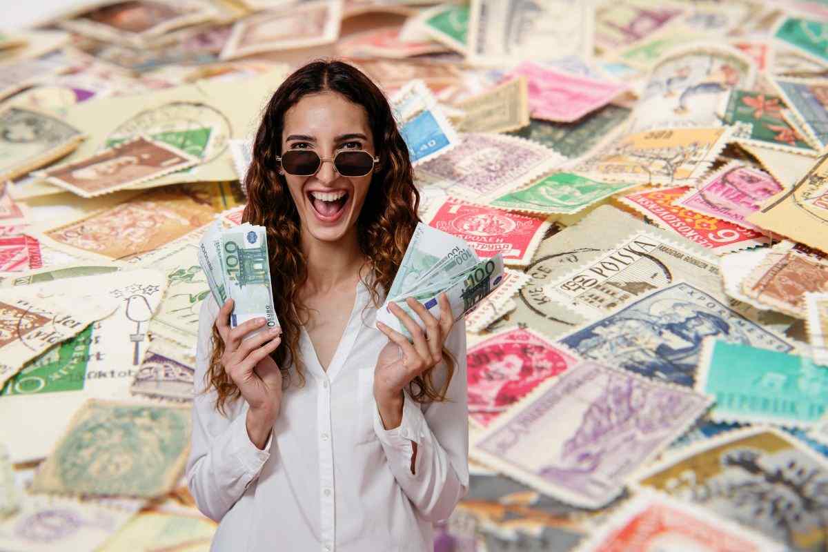una persona che ha tanti soldi in mano e francobolli come sfondo