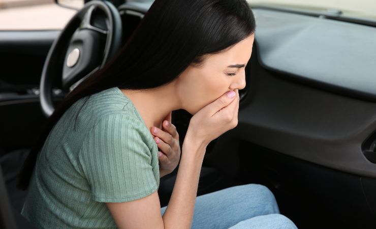 donna che si sente male in auto