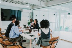 un gruppo di persone che lavarono insieme