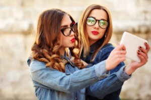 due ragazze che si fanno un selfie