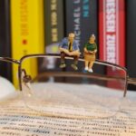 occhiali libri omini seduti