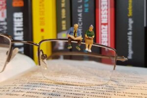 occhiali libri omini seduti