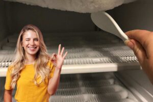 donna che sbrina freezer e un'altra che fa ok
